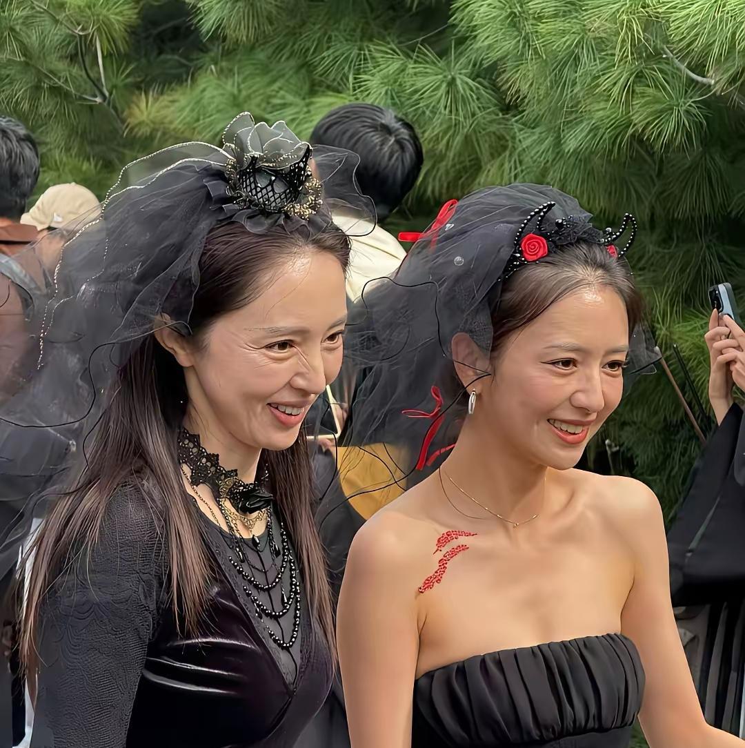 董璇和佟丽娅这对好闺蜜，去掉美颜和滤镜也一样满脸皱纹了。发现她俩真不适合穿黑色衣