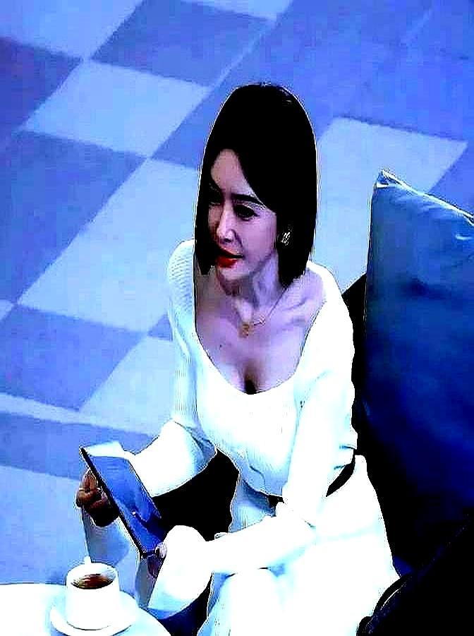 魏大勋的身体僵成了钢筋，脖子都不敢转一下。他左边，站着杨幂。杨幂是过来跟董