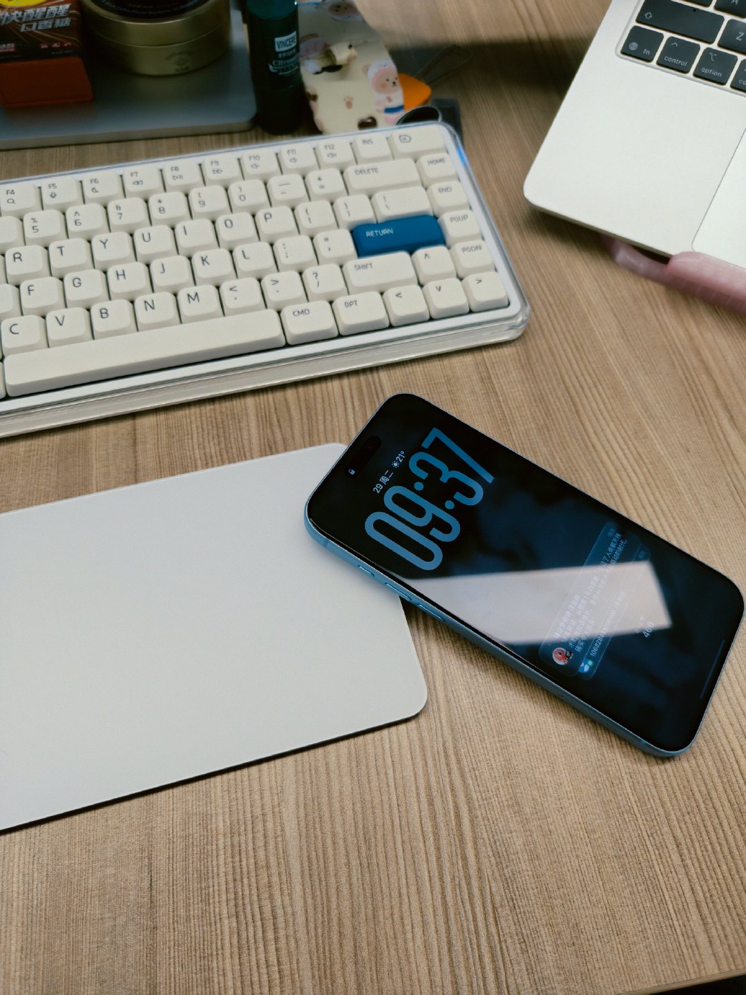 iPhone18ProMax一不小心，轻轻磕在了触控板上，然后……铝合金掉漆了[扁嘴]​