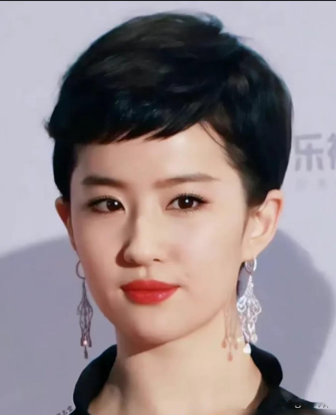 刘亦菲这一刀，剪出了37岁女性的新可能！2025年12月5日，当刘亦菲剪掉