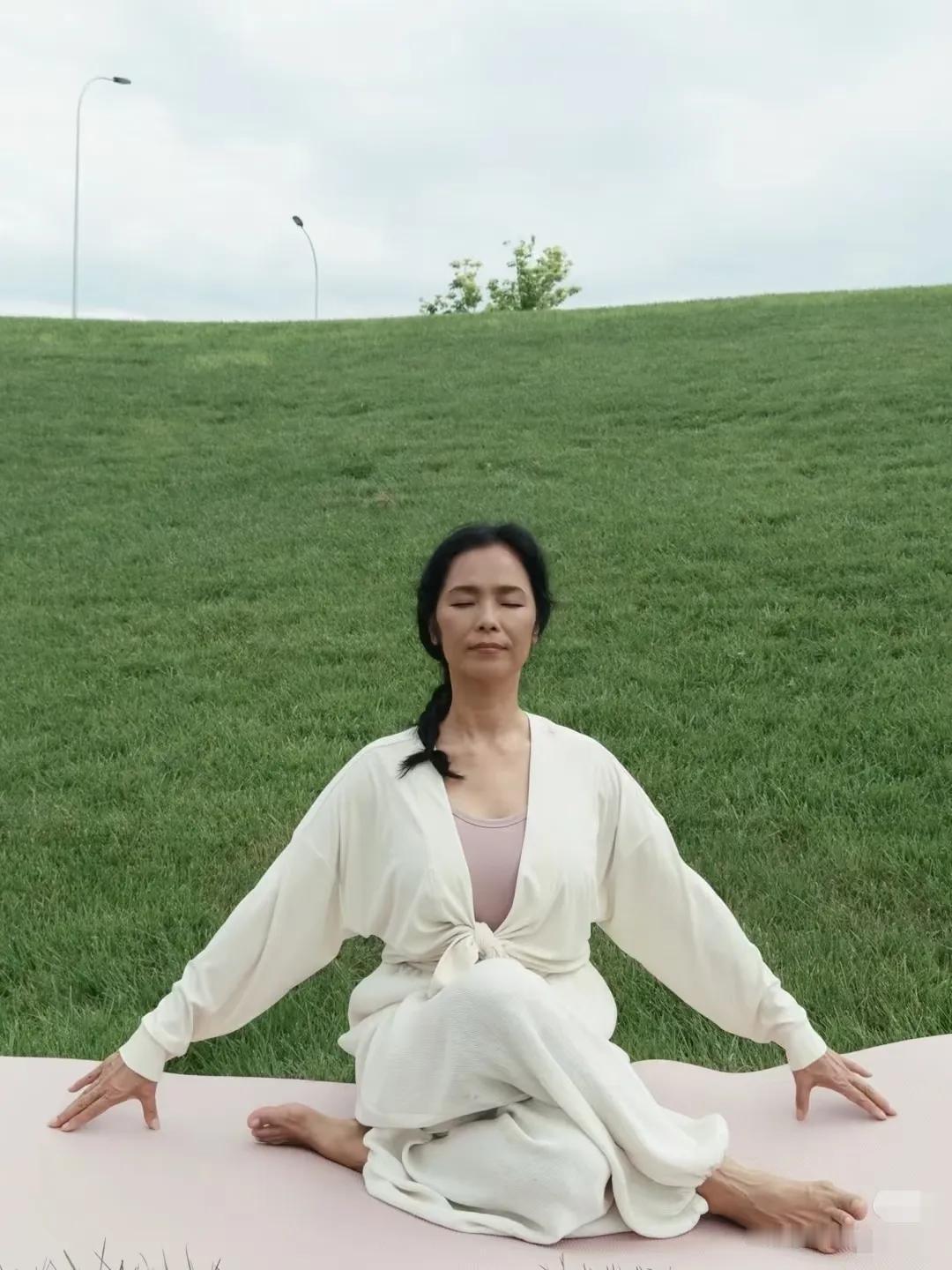 韦唯，大拇脚趾头外翻严重。