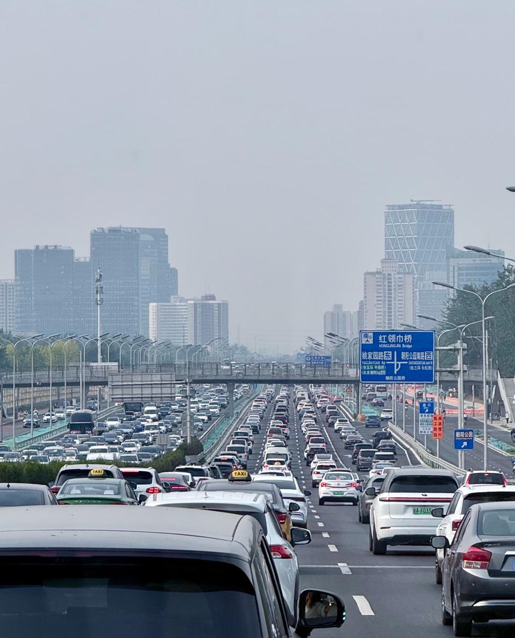 城市拥堵真不怪网约车。说真的，网约车接单时至少带着人跑，传统出租车空驶率能达