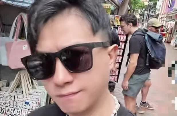 德云鼓曲社女孩在班头张鹤擎带领下，6月29日于北京大兴国际机场乘坐航班抵达新加坡