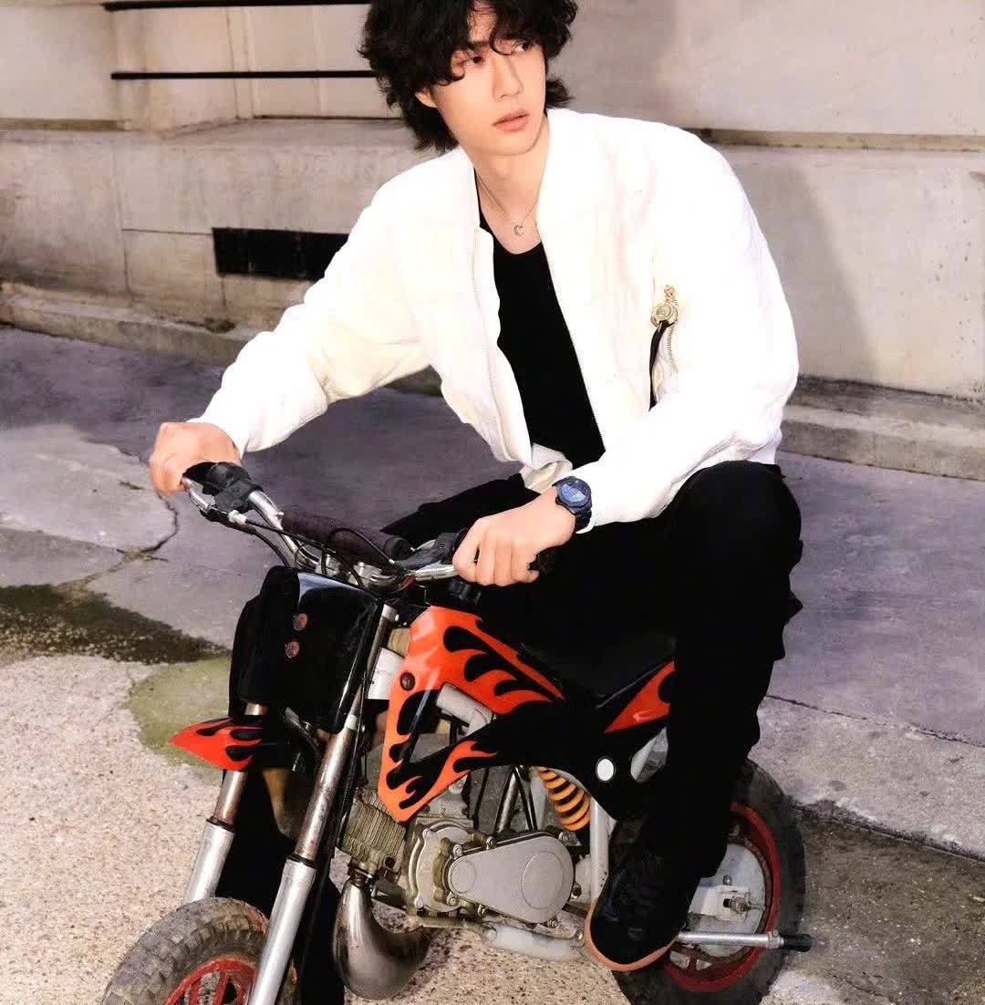 CHANEL高定秀前，王一博就迫不及待地就和老朋友“滑板”、“摩托”见面了！