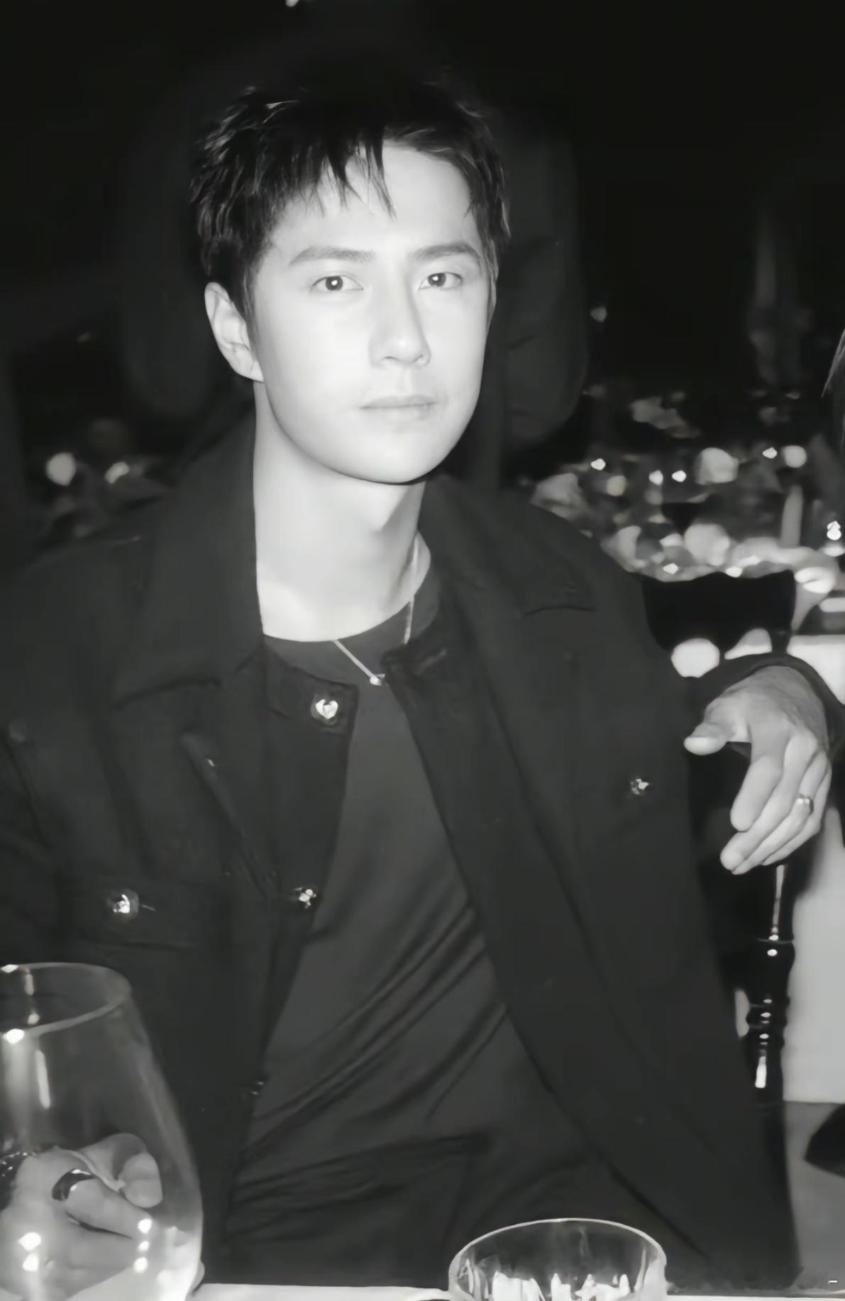 卧槽王一博这张无名指上戴着戒指完全人夫来的