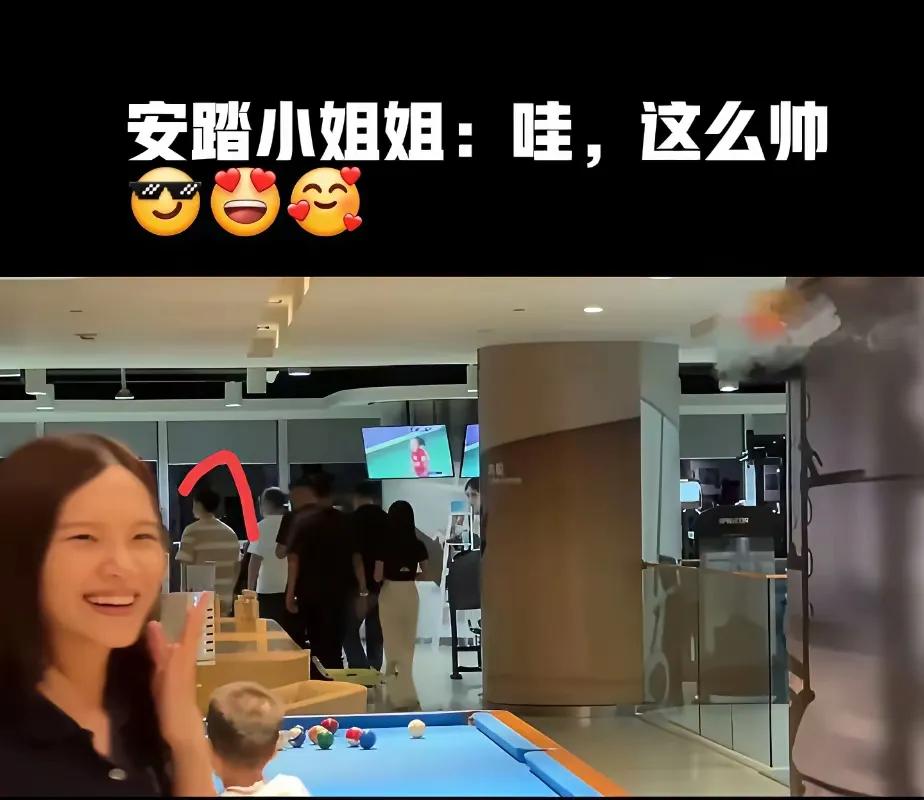 昨晚小胖现身厦门安踏总部！现场的小姐姐们可开心坏了，能在商场偶遇小胖，幸福得不