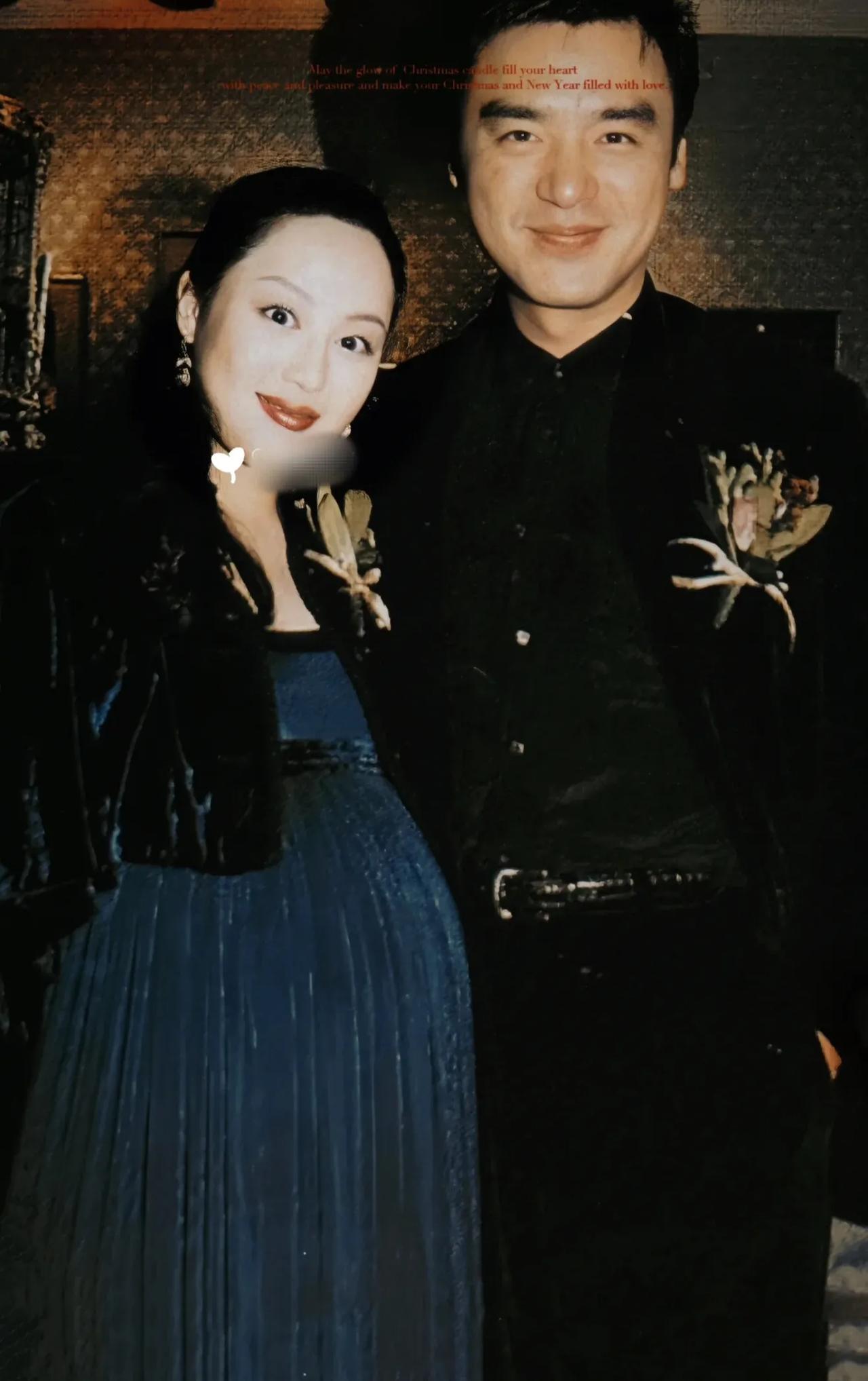 1995年，怀二胎的章小蕙陪钟镇涛出席活动，虽然已经肚大如罗，但她看起来一点不臃