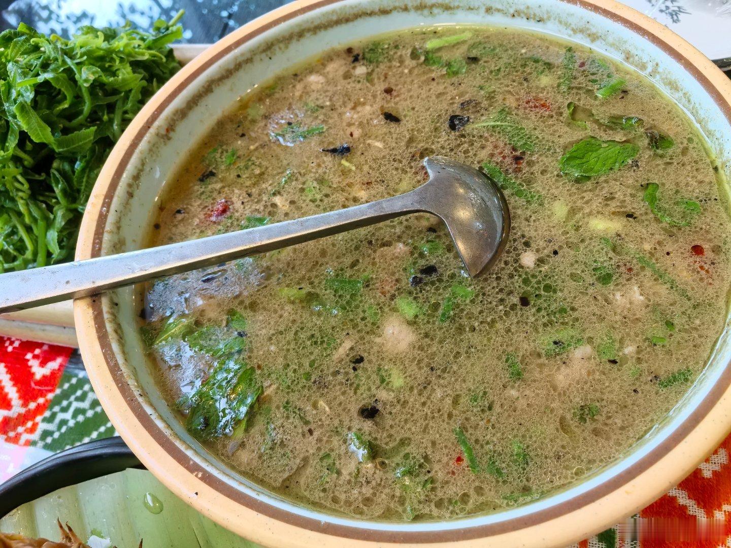 今天中午炒芭蕉花也吃了，里面加了九层塔炒的。青苔拌饭也吃了。昨晚那一餐更是好吃到