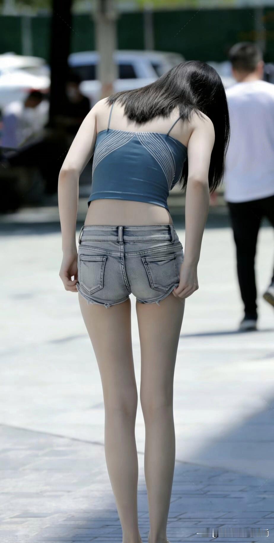 在阳光明媚的午后，享受运动与科技的完美结合。🏃‍♀️📱