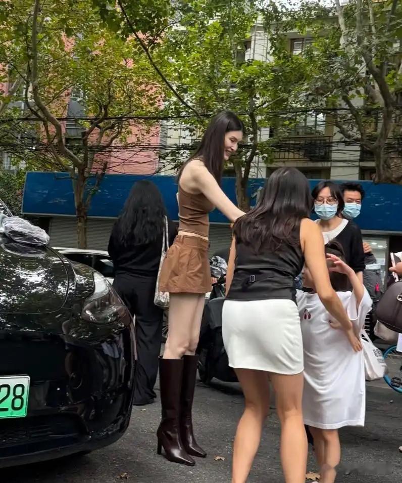 上海街头偶遇何穗！1米8超模气场太亮眼身高优势一眼就能感受到，身形高挑纤细，