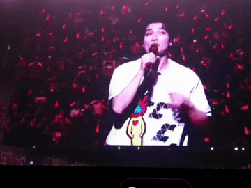 陈楚生北京演唱会好热闹啊，有情侣现场求婚！陈楚生看到两个人拥抱在一起的时候，长