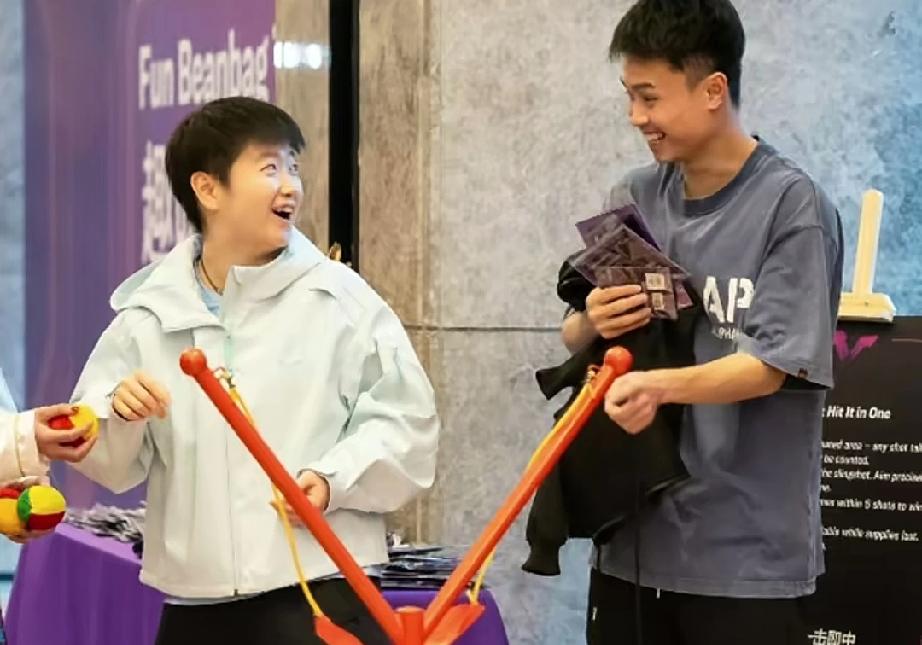 周启豪，大迪带着莎莎玩游戏，现场太欢乐了。莎莎目不转睛看着大迪，莎莎玩游戏赢了