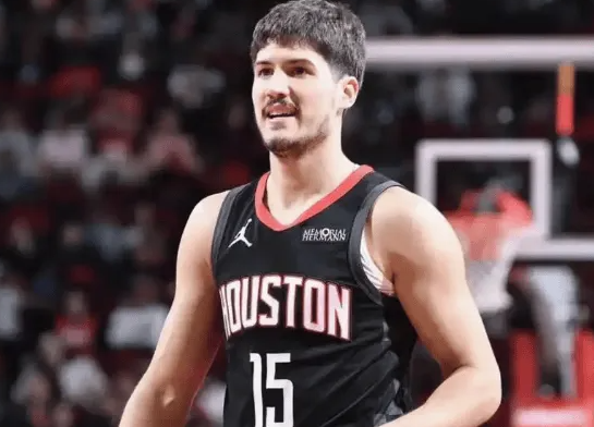 这么一看，火箭这交易绝了！把能投篮有手活的狄龙出了，留下阿门小贾谢泼德，各种打