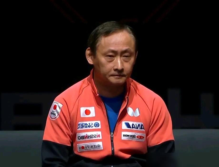 张本美和第9次倒在王曼昱拍下场下的张本宇眉头紧锁一脸的生无可恋说