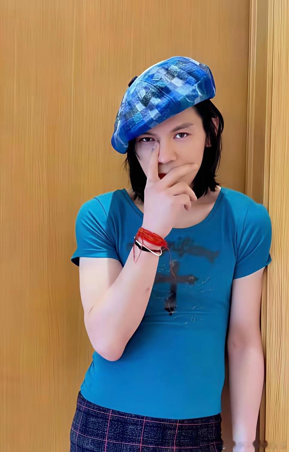 向佐又被终结了，如今向太已经不允许向佐男不男，女不女了，虽然流量有了，但是确实挺