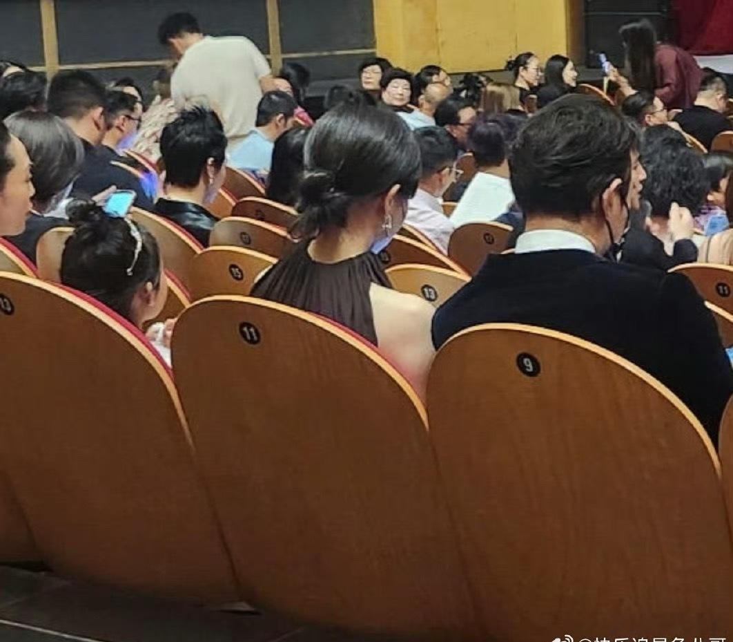 谁说唐嫣和罗晋离婚的！！！昨天唐嫣、罗晋一起出席女儿“小小糖”幼儿园艺术节，三人