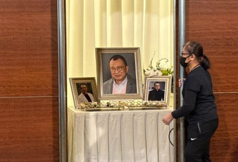 17日下午，香港著名演员、港剧“金牌绿叶”许绍雄追悼会在假大围宝福纪念馆举行。摆