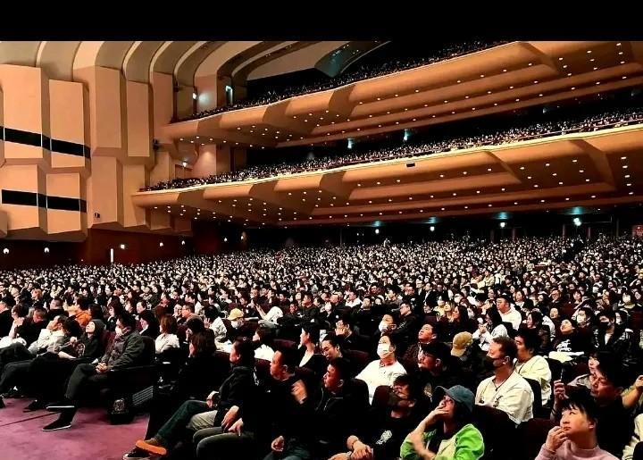 德云社日本横滨巡演落幕，5000人剧场座无虚席，华人华侨挤爆三层看台。这场票价高