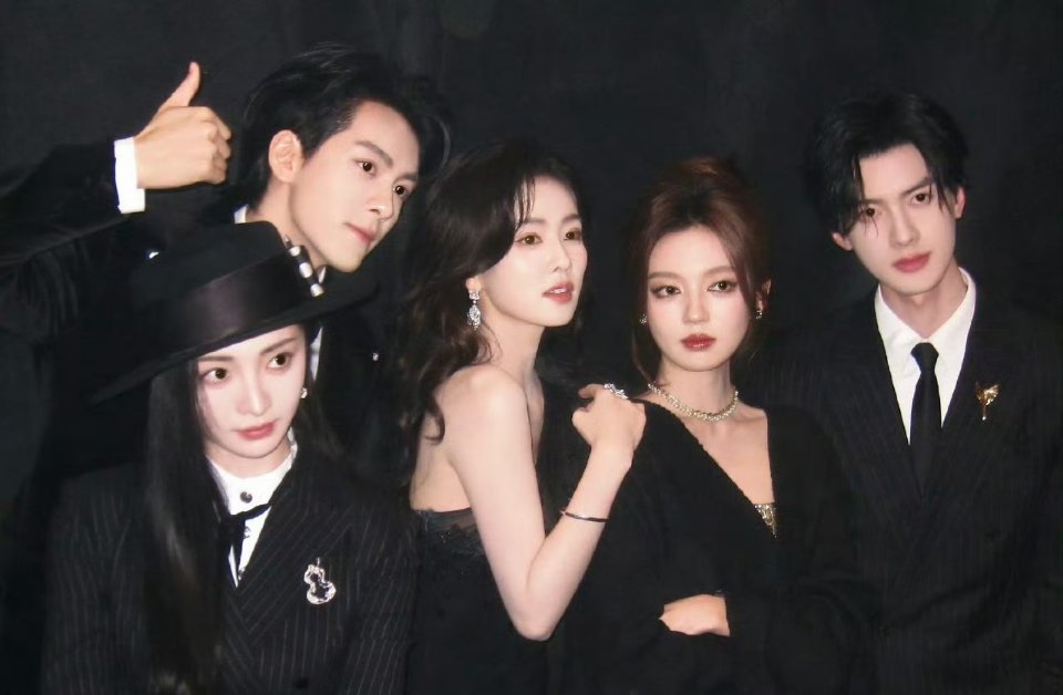 周洁琼发了临江仙剧组的合照，五个人都是黑色礼服，好酷的特工五人组！！最好的临江仙