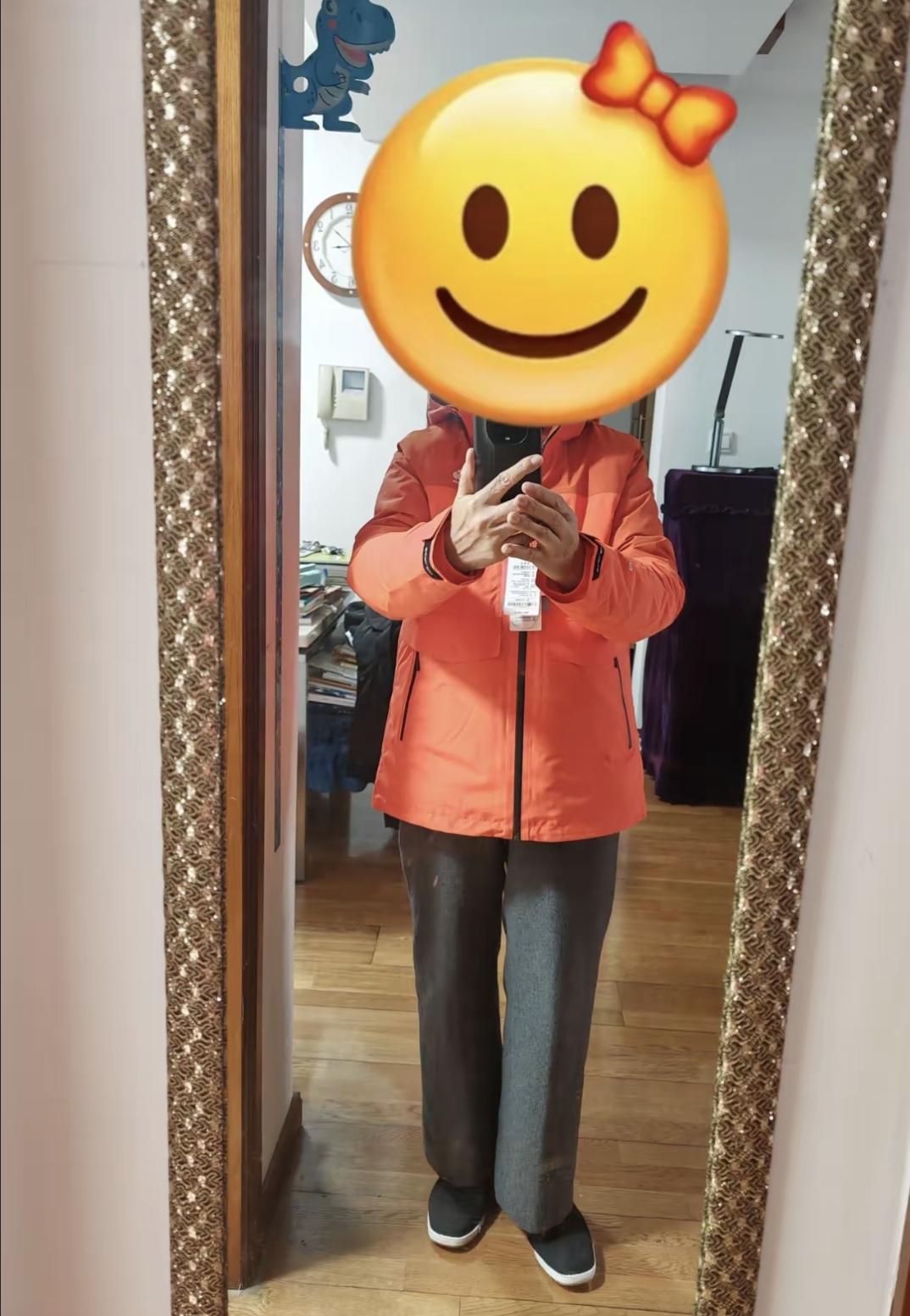 我妈收下儿媳送的那件橘红色冲锋衣，一开始直摆手，说这颜色太亮，老太太穿不出去。
