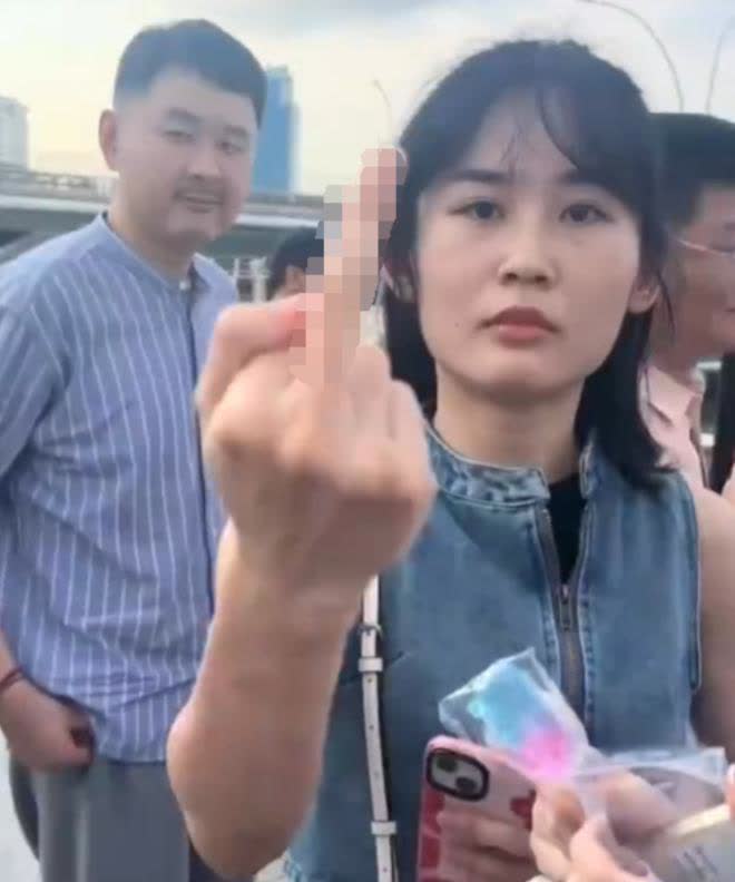 中国大陆游客到马来西亚，被香港女子大喊：“中国人滚回中国！”谁知道，当一句“我是