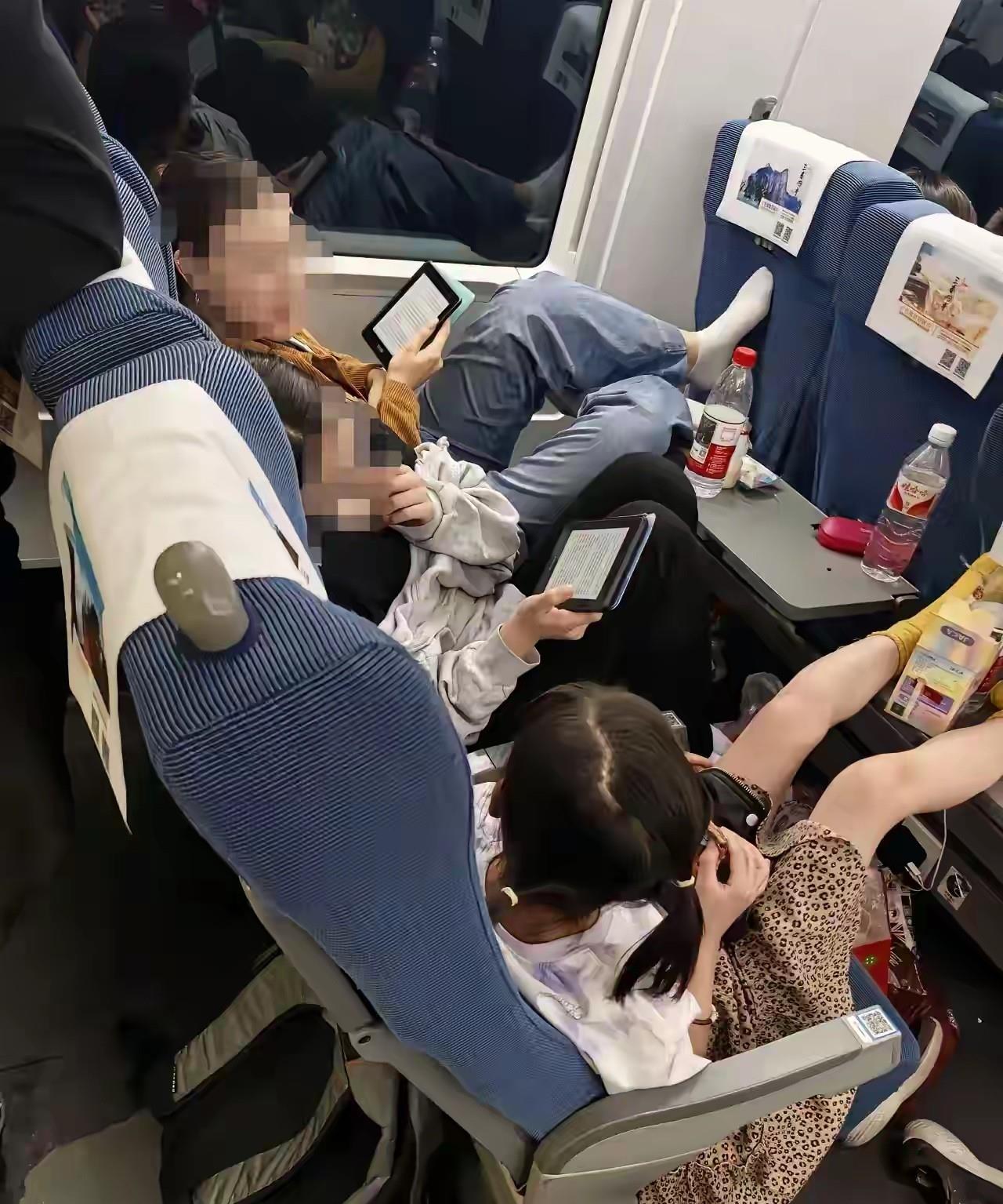 高铁上的一幕，真是让人……惊呆了！