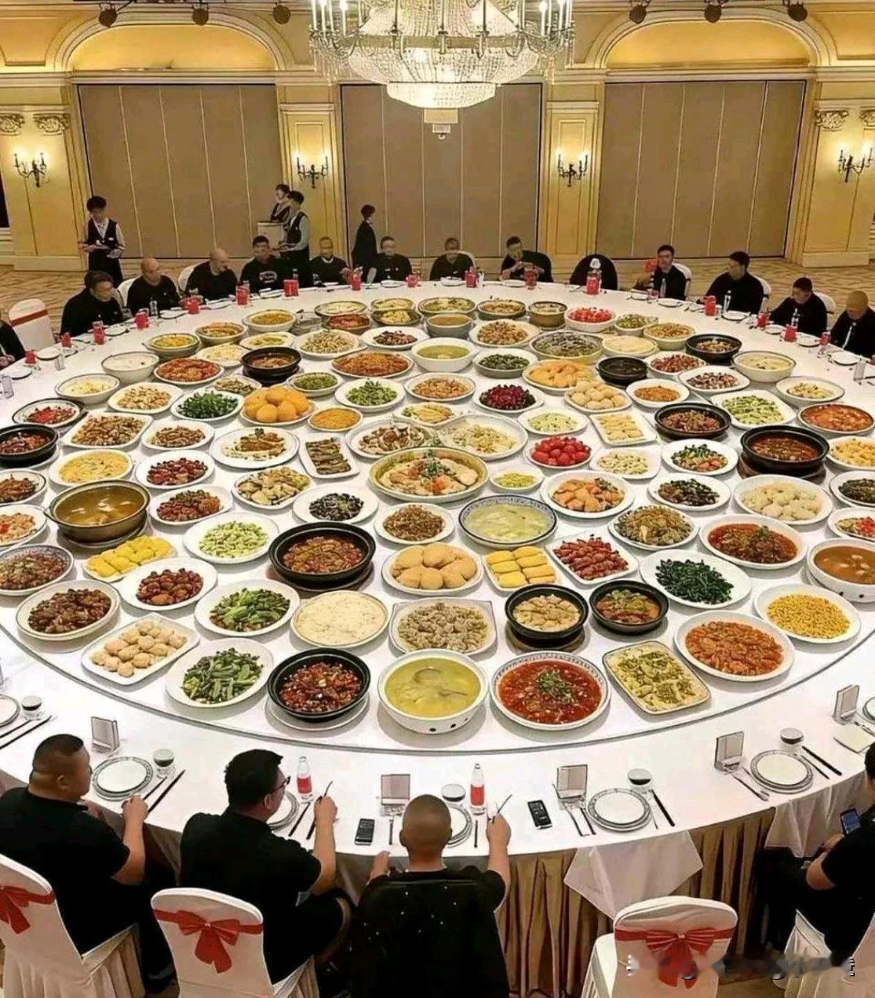 吃个饭格局大啦筷子短啦干完活了吃饭我们俩的午饭这就是吃在碗里聚餐筷子