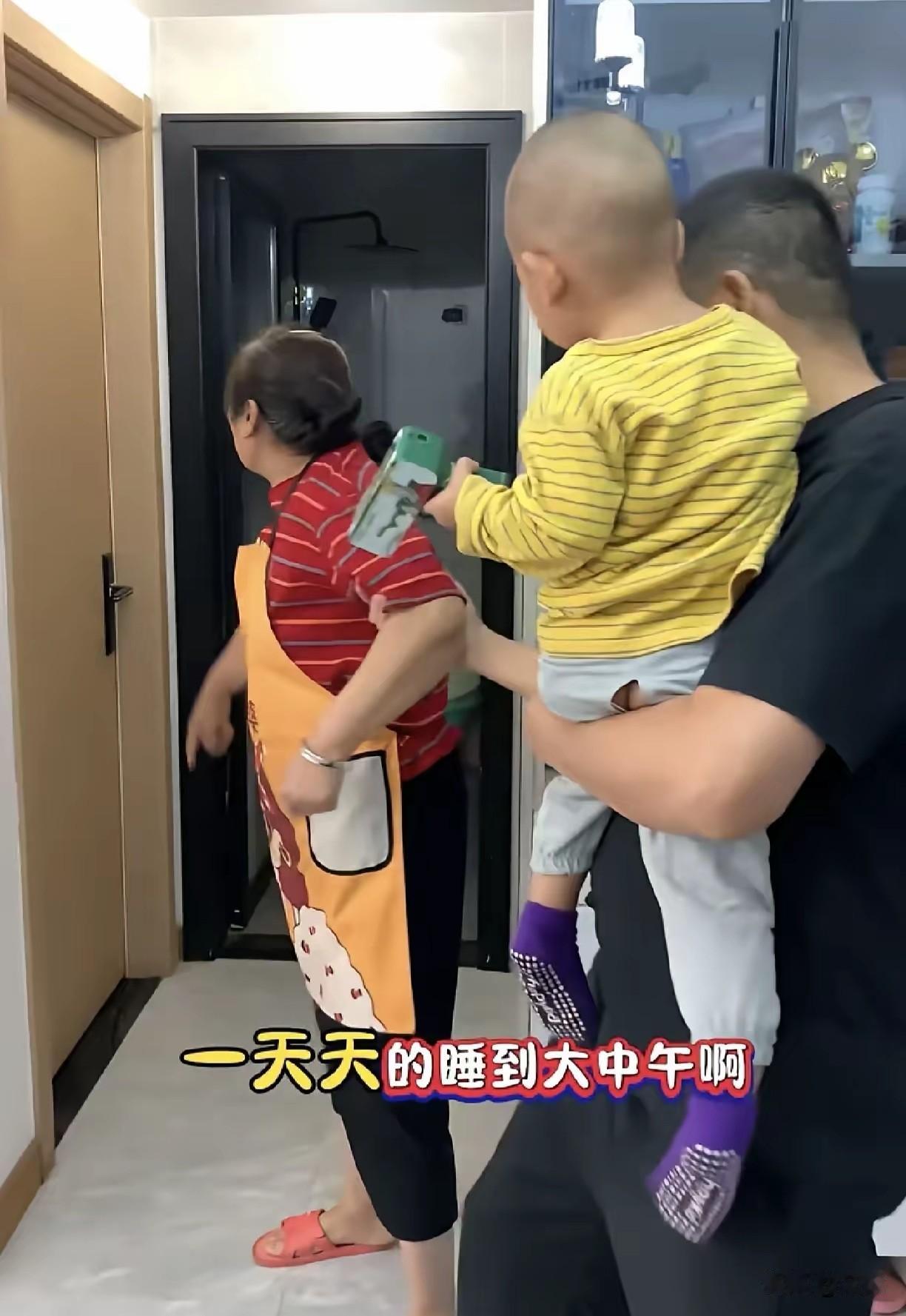 婆婆对着儿媳关着的房门一顿骂：“真不知道我儿子娶了啥！饭不做、衣不洗，孩子也不带