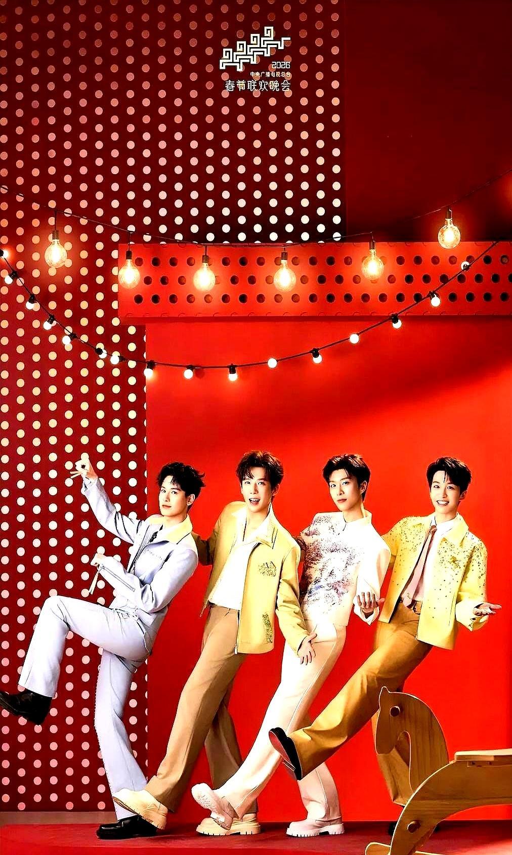 一夜涨粉33万，春晚舞台上他和范丞丞却全程无交流，连个眼神都不给。春晚那首