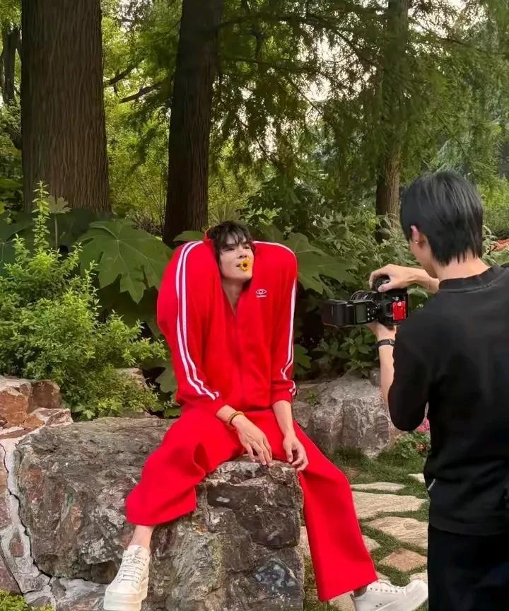 这是个疯子吗？向佐精神状态是不是有问题？一个含着金钥匙的富二代，居然要靠这种奇装