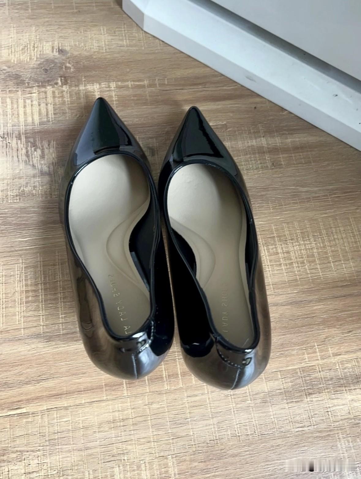 谁懂啊，之前买高跟鞋不是跟太高崴脚，就是皮革硬磨破后跟，踩雷踩怕了！直到挖到这双