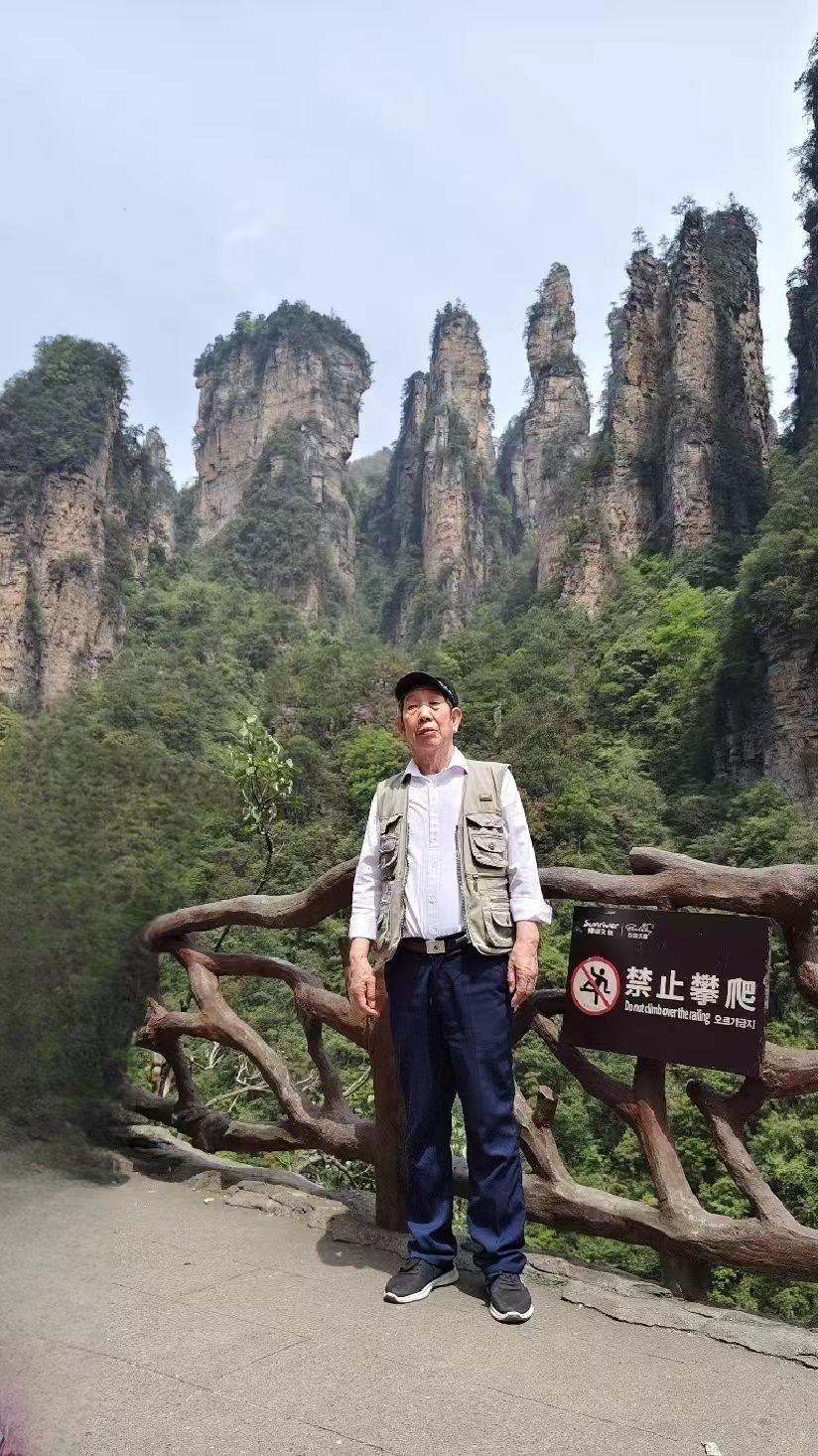 这是在张家界国家森林幺园照的，张家界景区可与黄山比美有一点优势是不用爬山基本上是