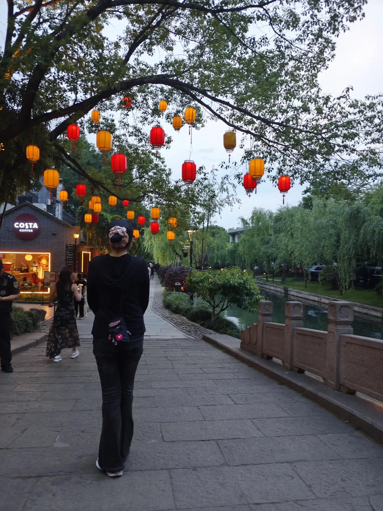 杭州西湖大华饭店对面的九曲桥是我最喜欢去的地方，坐在九曲桥的水泥长廊上，脚下是如