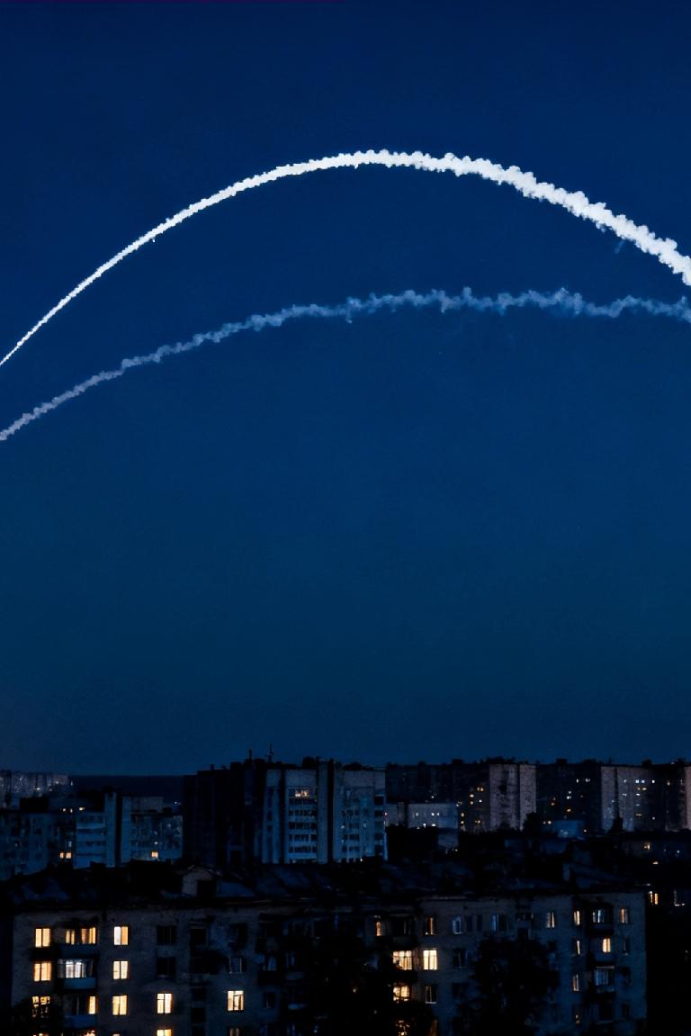 深夜,爆炸声再度响彻基辅!这场导弹袭击的背后,暗藏着冲突升级的信号。10月25
