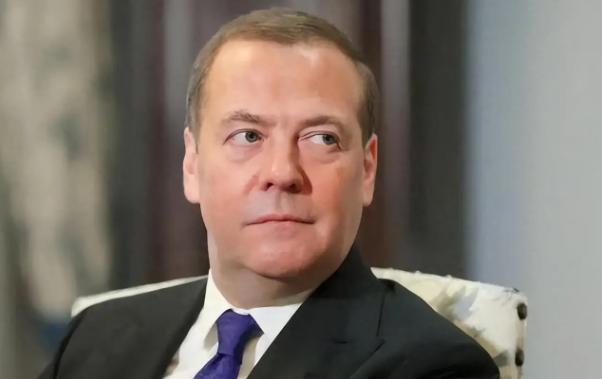 梅德韦杰夫开了个让德国坐不住的“玩笑”，他表示：美国今天能够抓走马杜罗，那么明天