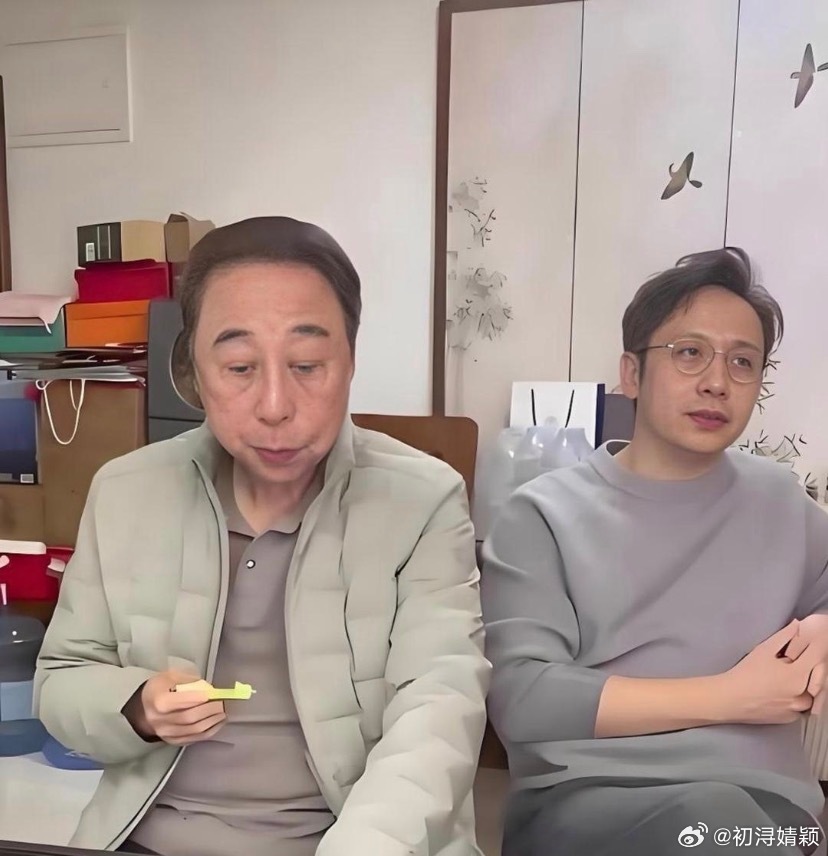 冯巩的儿子冯开城如今已经41岁，至今未婚，也没有子女。父子二人有一次闲谈时，儿子