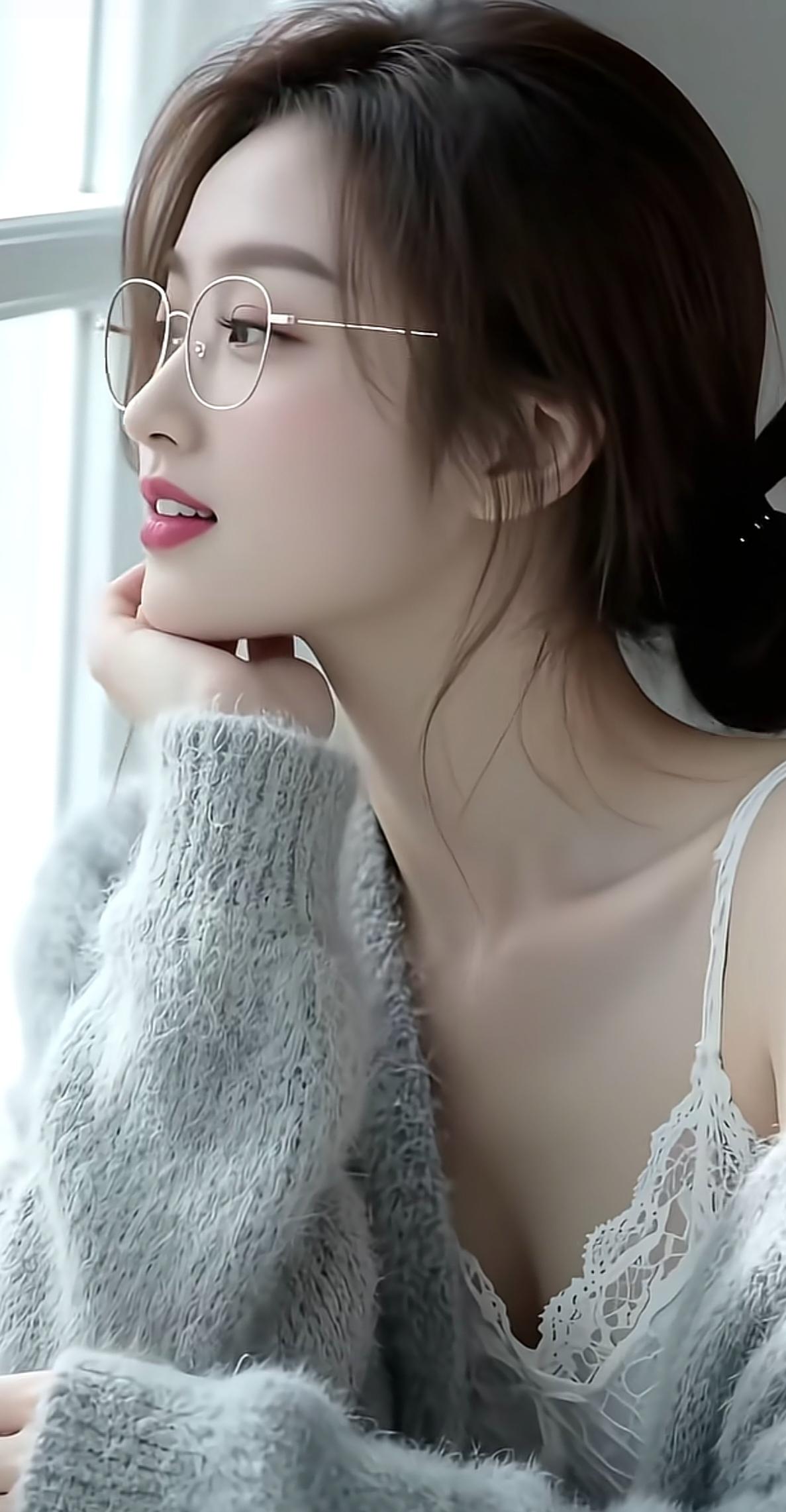 “窗边沉思，温柔时光”🌿📚💖