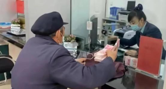 “银行闹大了！”陕西西安，一大爷家里120000元的存款到期，于是来到银行重新存