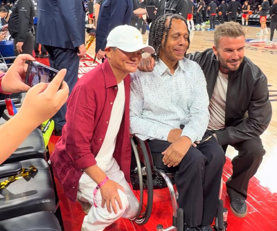 是什么人让马云和贝克汉姆都亲自蹲着与他合影？澳门NBA季前赛，诸多明星大咖、商界