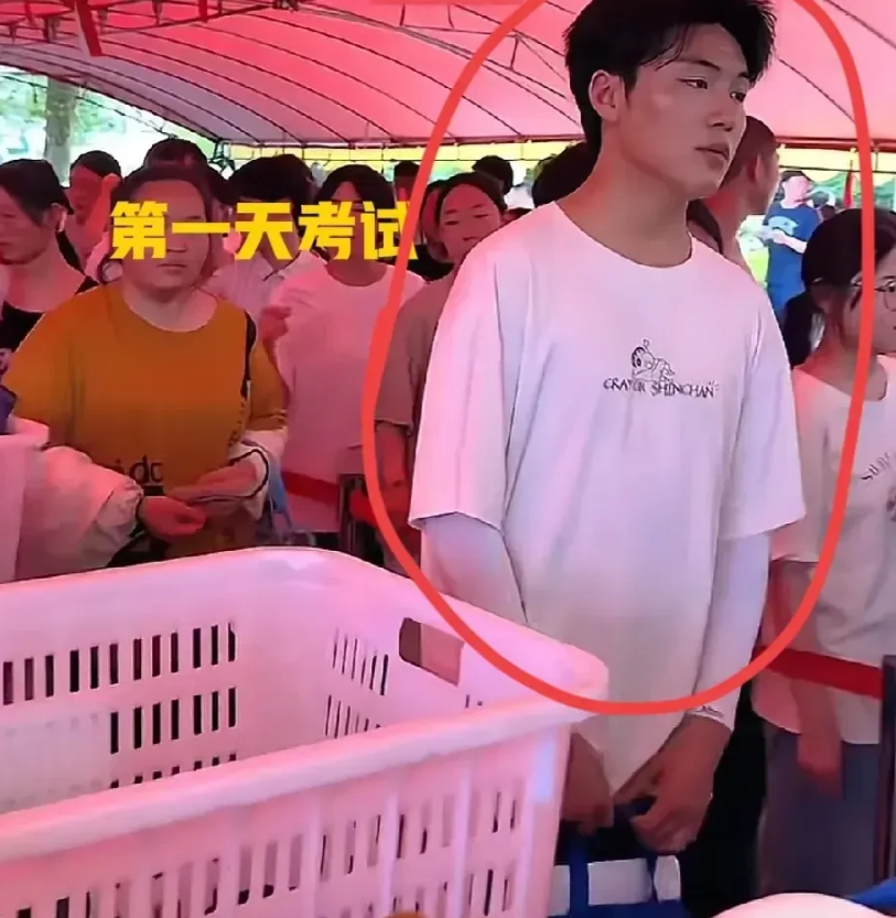泪目，懂事到让人心疼的孩子！江西一位考生火到人民日报了。这位男生的妈妈重病