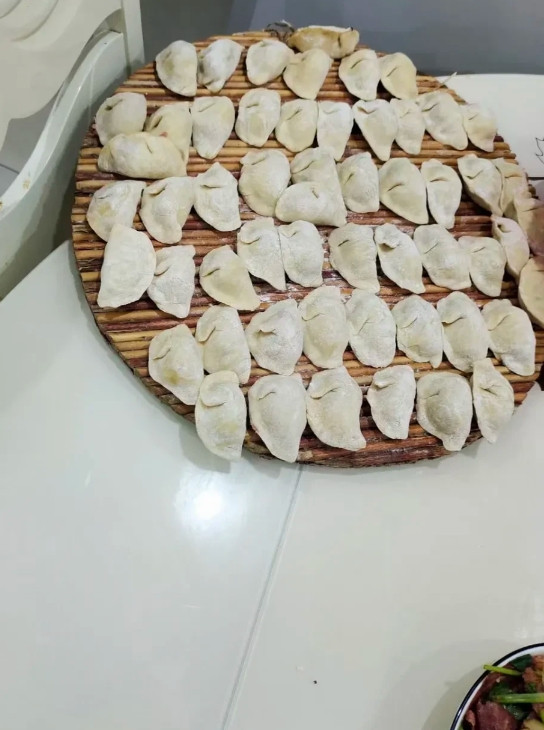 刚结婚的时候，我跟婆婆说过，我不爱吃芹菜馅儿的饺子。结果没几天，我婆婆包了一锅饺