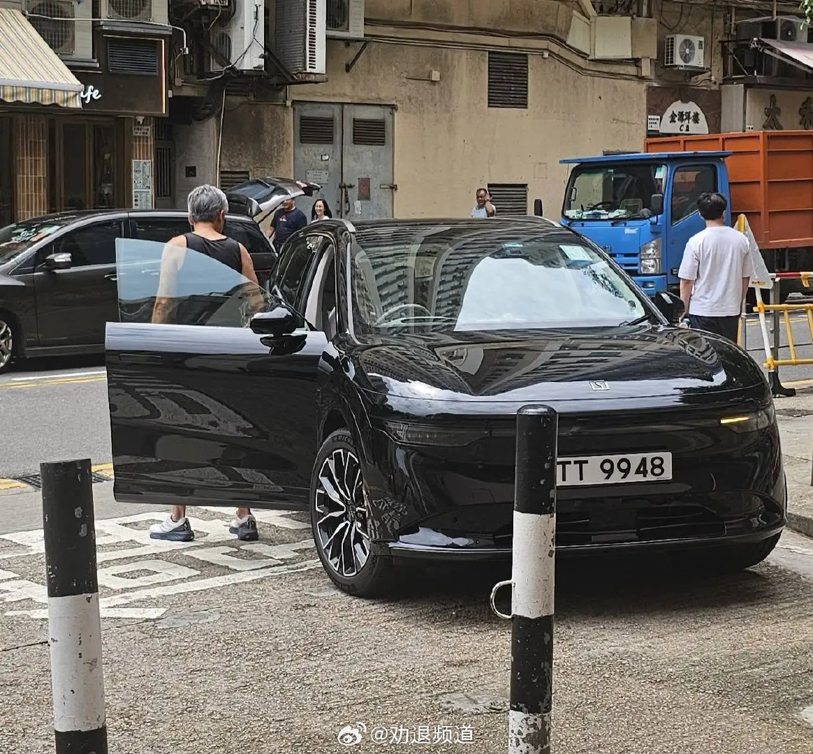 这是周润发？咋瘦成这样了开着极氪7x买叉烧去​