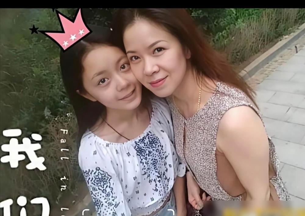 你见过把亲妈当经纪人的顶流吗？赵今麦就是。别的明星团队乌泱泱一片，她身后就站着一