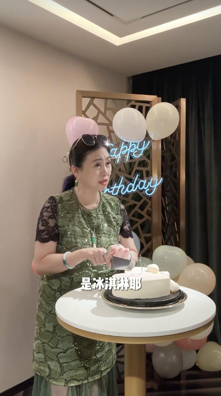 9月17日，翁虹晒朋友给她庆贺58岁生日的视频，老公和女儿没出现，她开了美颜滤镜