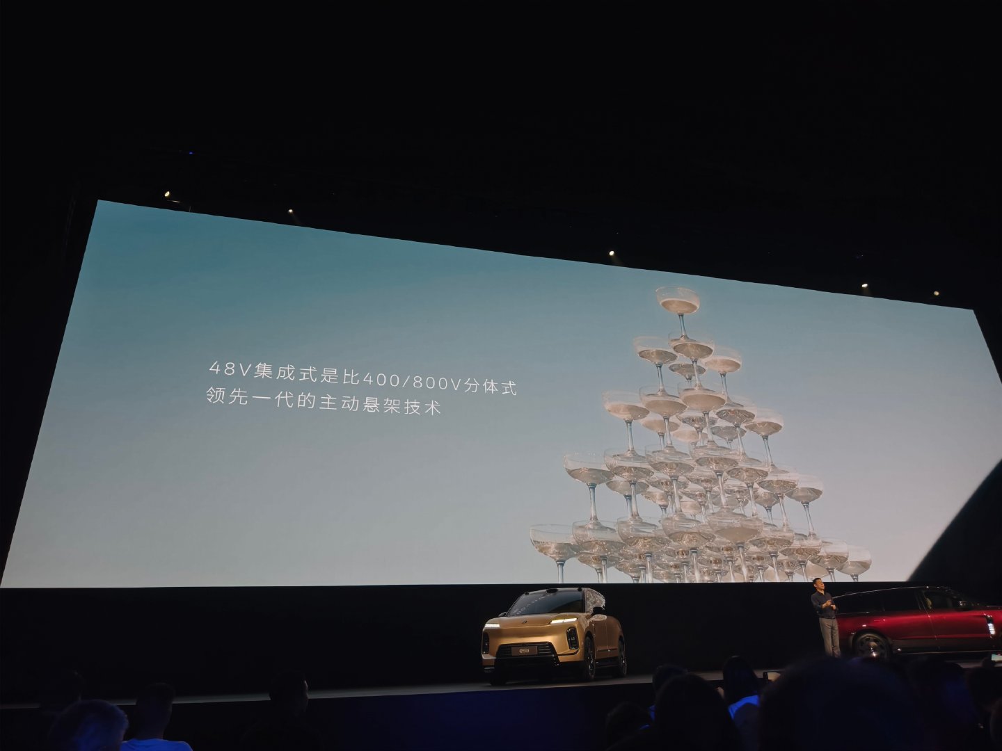 【李斌回应主动悬架技术路线之争】在今日的蔚来ES9上市发布会上，蔚来创始人、董事