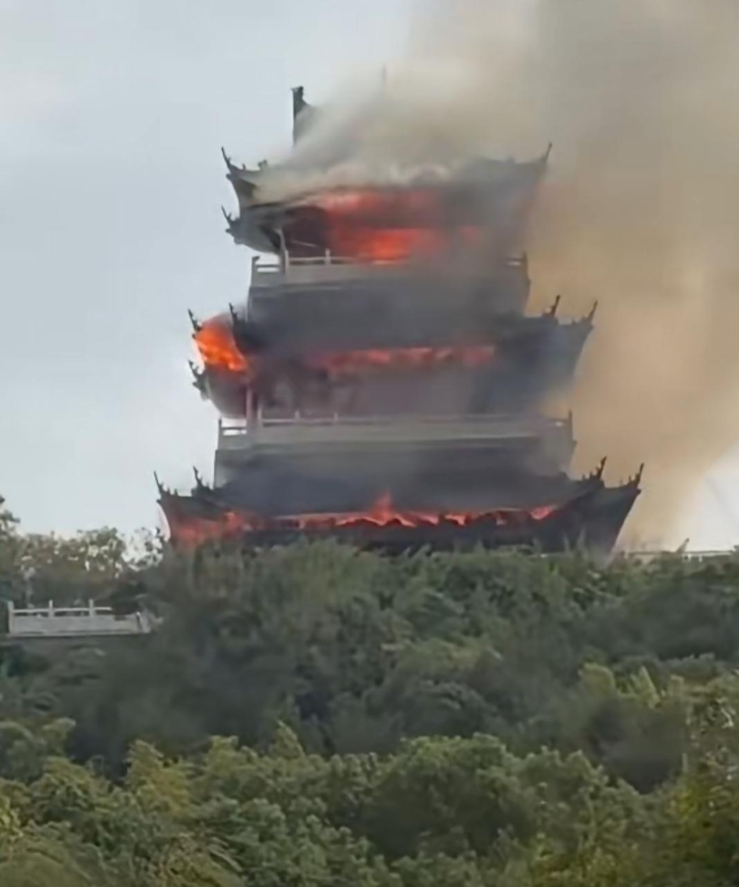 本来以为烧了个古寺，还有点惋惜，一看露出的这水泥柱子，只能呵呵🙂了!