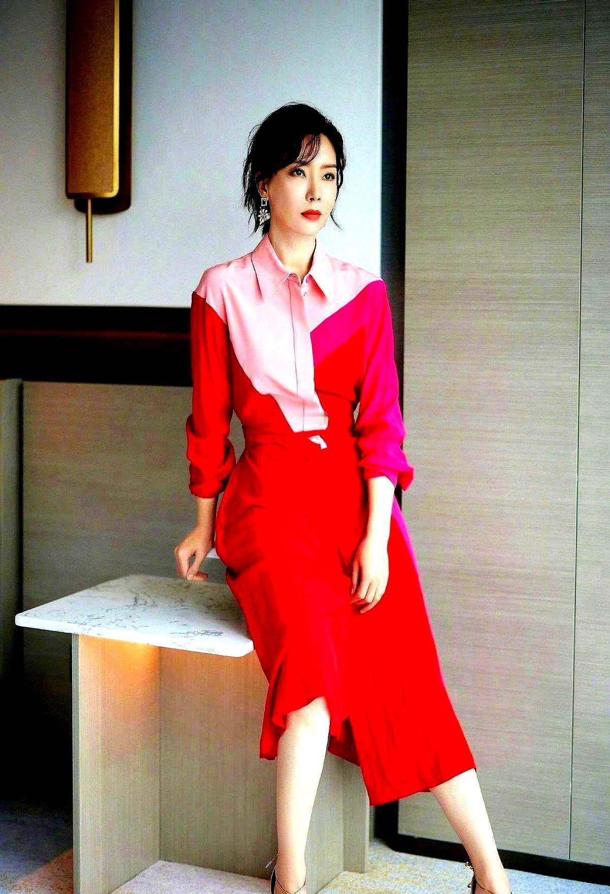 真正的权力感，来自你懂得在何处放松。看陈数最新亮相。她站立时脊背绷成一条直线