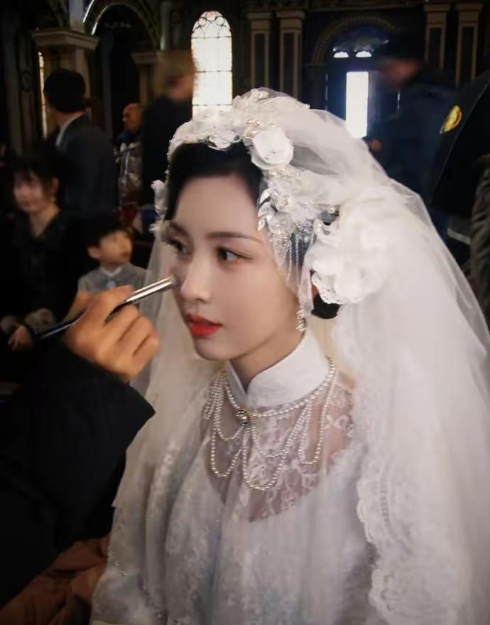 穿婚纱的陈都灵[爱心]，但这表情…确实是“清冷”啊[无奈吐舌]