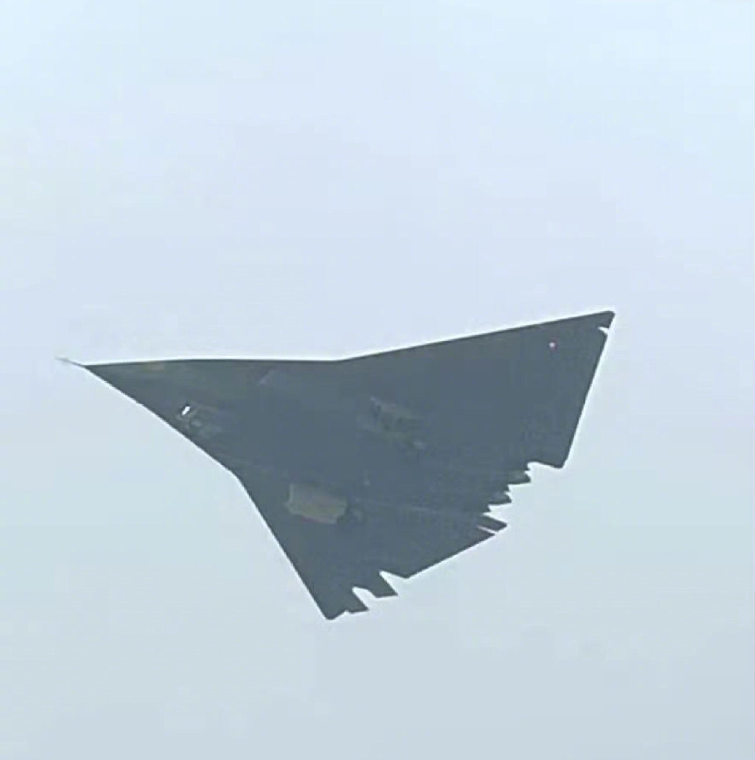 歼36最新造型优化的图又有了。很明显尾部变成了二元矢量喷口，继续强化它的机动性能