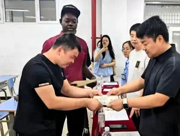 留学生赖着不走，学校还倒贴钱？这才是最大的问题留学生赖在学校不走，学校却还给钱